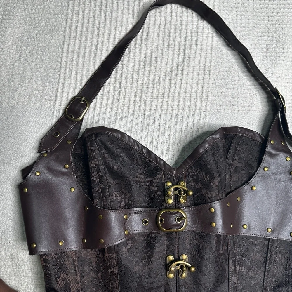 Vintage Corset with Buckle Details - Picture 5 of 10